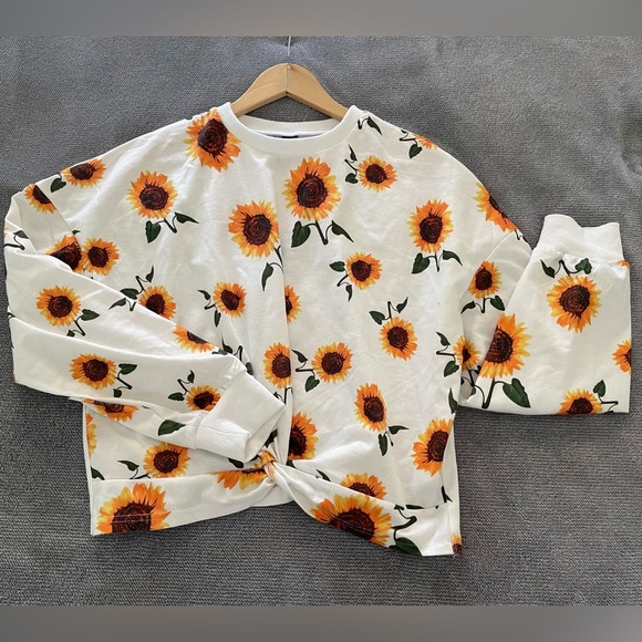 💫 HOST PICK 💫 Allover Sunflower Print Twist Front Sweatshirt. - Picture 6 of 7